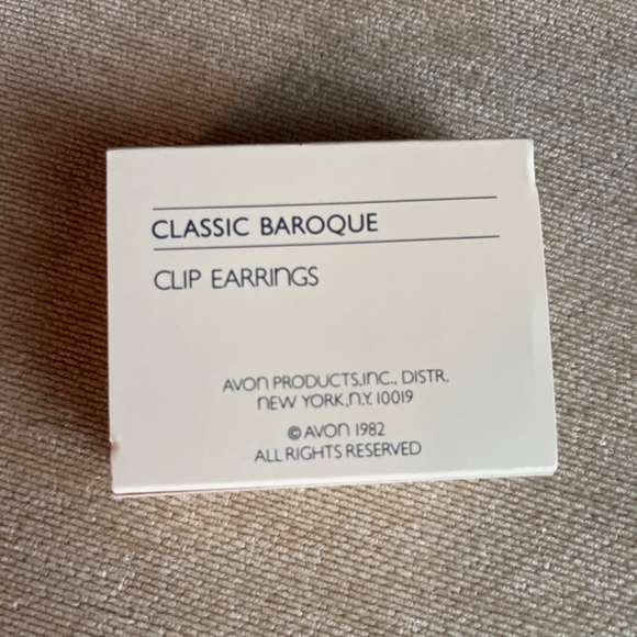 VINTAGE (1982) AVON CLASSIC BAROQUE CLIP EARRINGS - Picture 3 of 3